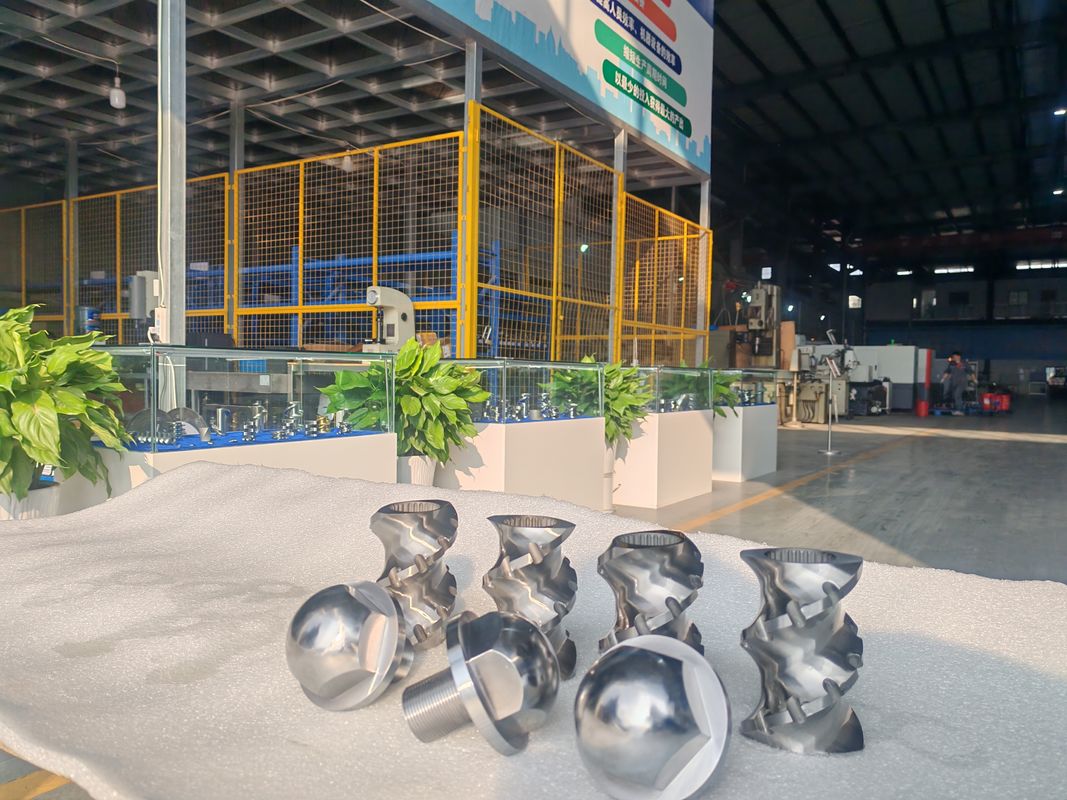 ट्विन स्क्रू एक्सट्रूडर मशीन बेहतर मिश्रण और सटीक परिणामों के लिए स्क्रू तत्वों को ले जाने