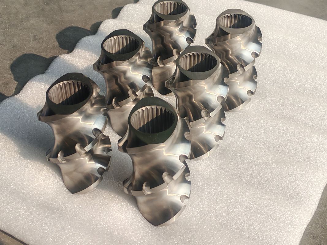 ट्विन स्क्रू एक्सट्रूडर मशीन बेहतर मिश्रण और सटीक परिणामों के लिए स्क्रू तत्वों को ले जाने