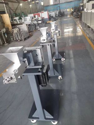 प्लास्टिक एक्सट्रूडर स्क्रू मशीन 58 मिमी ट्विन स्क्रू एक्सट्रूडर के लिए कंपन घूर्णी साइड फीडर